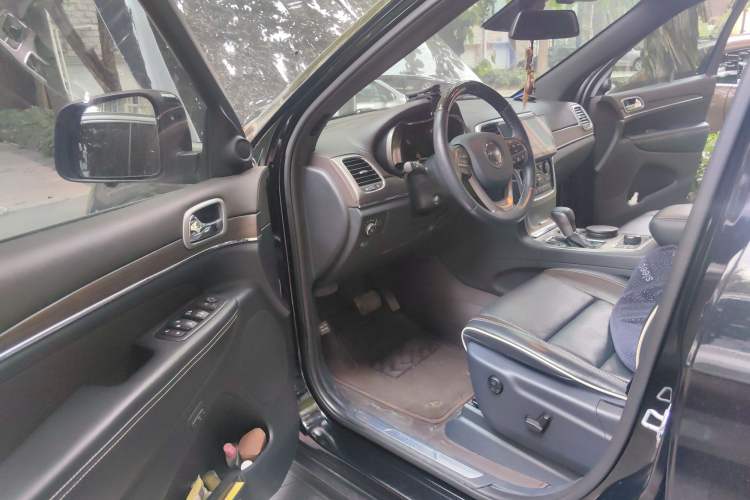 Used Jeep Grand Cherokee 2017 3.6L Luxury Navigation Edition Driver Seat