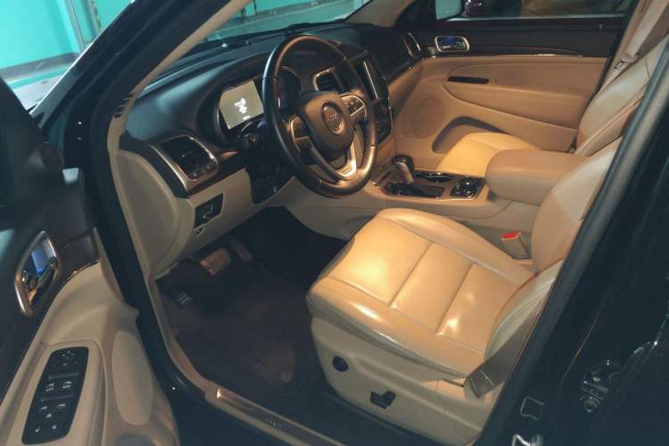 Used Jeep Grand Cherokee 2017 3.0L Comfort Navigation Edition Driver Seat