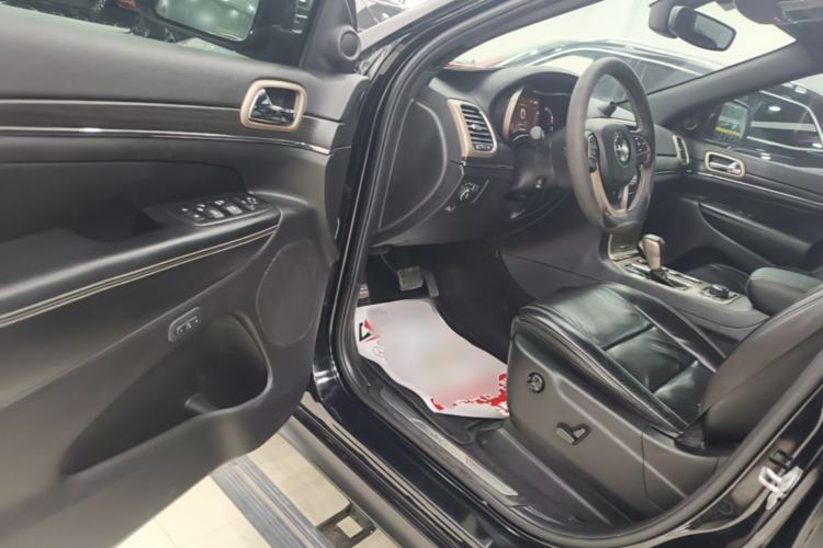 Used Jeep Grand Cherokee 2017 3.0L Elite Navigation Edition Driver Seat