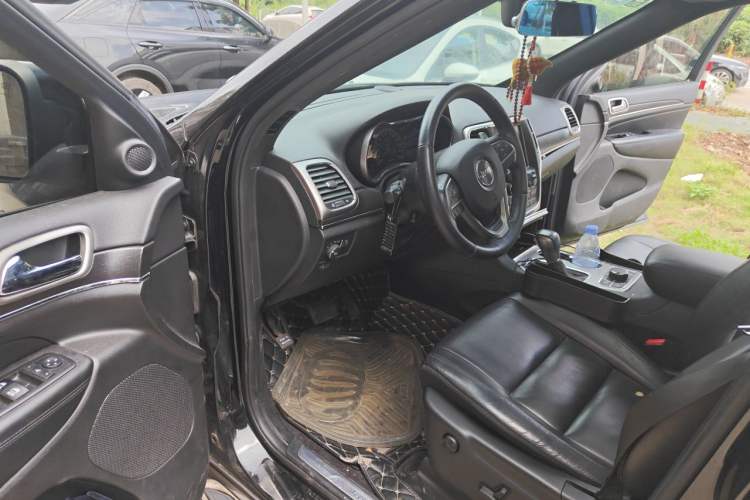 Used Jeep Grand Cherokee 2017 3.0L Comfort Navigation Edition Driver Seat