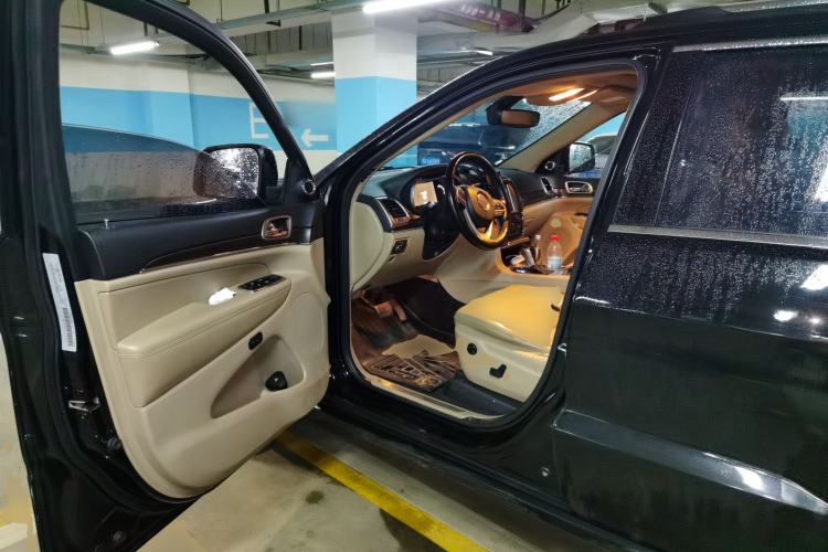 Used Jeep Grand Cherokee 2017 3.6L Luxury Navigation Edition Driver Seat