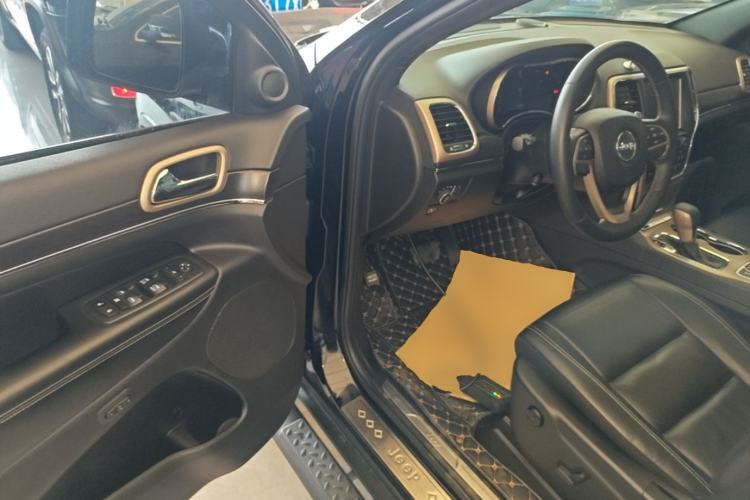 Used Jeep Grand Cherokee 2017 3.0L Comfort Navigation Edition Driver Seat
