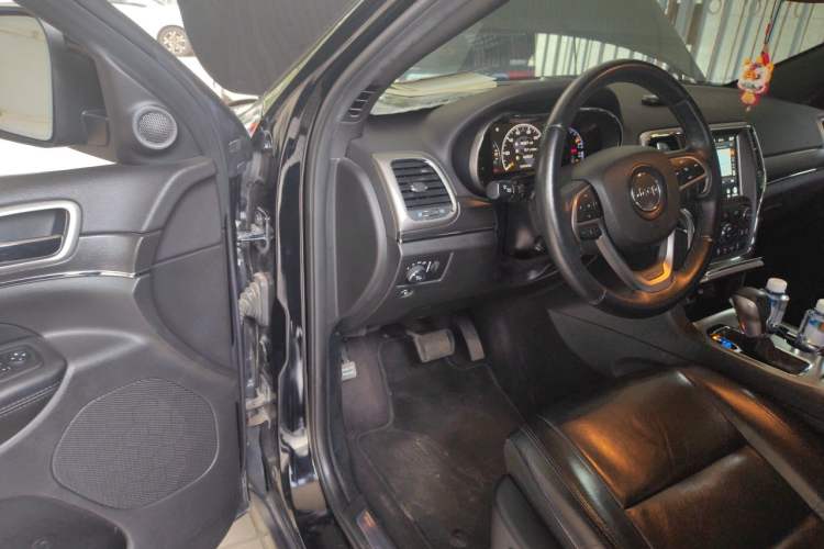 Used Jeep Grand Cherokee 2017 3.6L Elite Navigation Edition Driver Seat