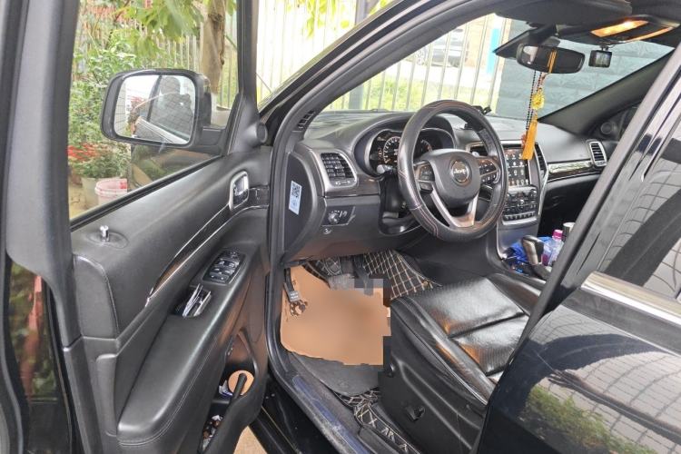 Used Jeep Grand Cherokee 2017 3.6L Luxury Navigation Edition Driver Seat