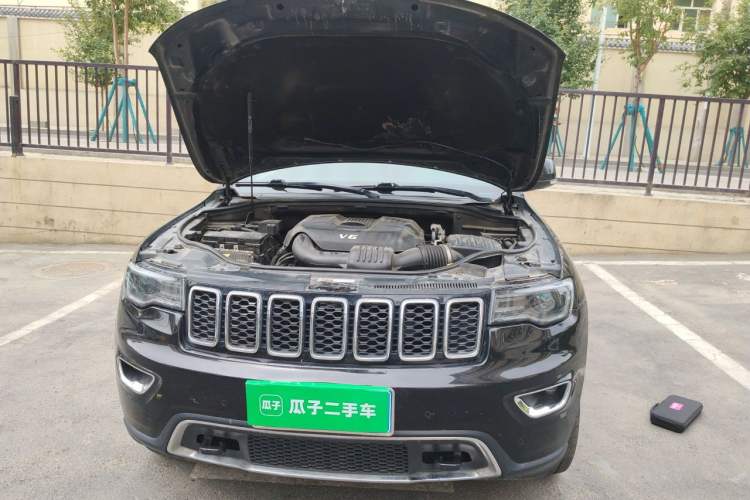 Used Jeep Grand Cherokee 2017 3.0L Comfort Navigation Edition Engine Bay