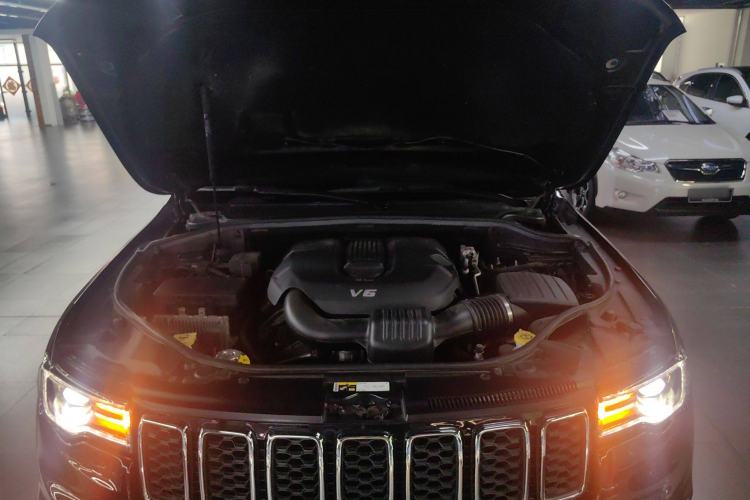 Used Jeep Grand Cherokee 2017 3.0L Comfort Navigation Edition Engine Bay