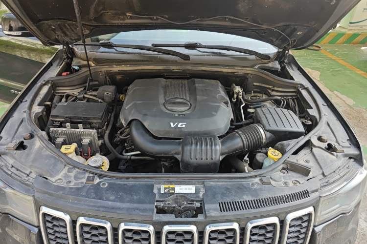 Used Jeep Grand Cherokee 2017 3.0L Comfort Navigation Edition Engine Bay