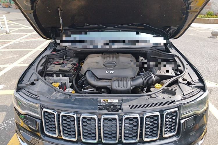 Used Jeep Grand Cherokee 2017 3.0L Elite Navigation Edition Engine Bay
