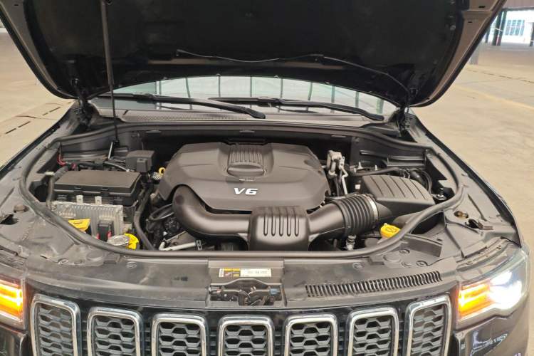 Used Jeep Grand Cherokee 2017 3.0L Comfort Navigation Edition Engine Bay