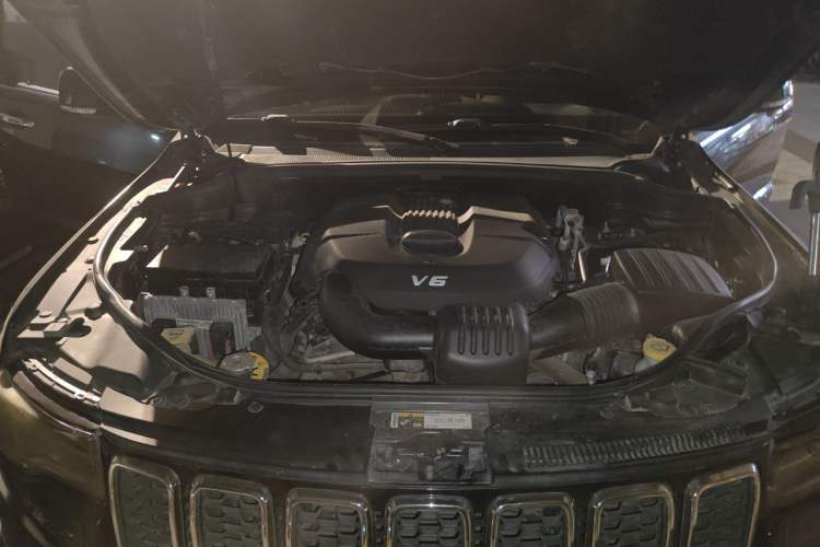 Used Jeep Grand Cherokee 2017 3.0L Comfort Navigation Edition Engine Bay