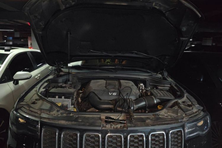 Used Jeep Grand Cherokee 2017 3.0L Comfort Navigation Edition Engine Bay