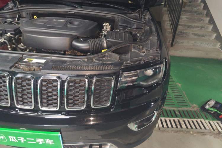 Used Jeep Grand Cherokee 2017 3.0L Comfort Navigation Edition Engine Bay Left