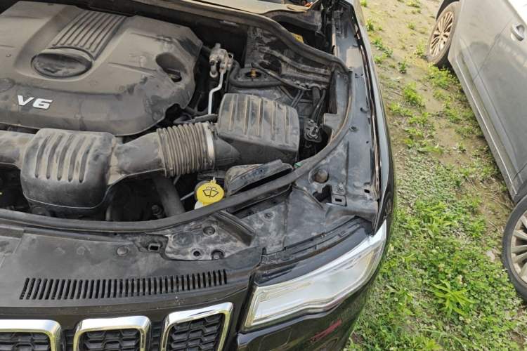 Used Jeep Grand Cherokee 2017 3.0L Elite Navigation Edition Engine Bay Left