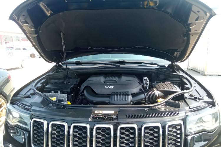 Used Jeep Grand Cherokee 2017 3.0L Comfort Navigation Edition Engine Bay