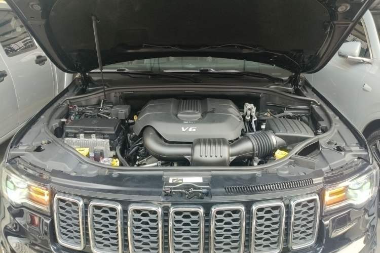 Used Jeep Grand Cherokee 2017 3.0L Elite Navigation Edition Engine Bay