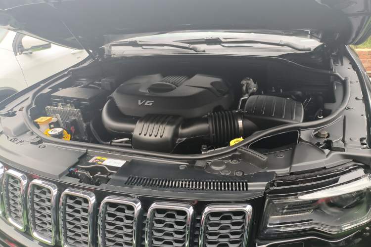 Used Jeep Grand Cherokee 2017 3.0L Comfort Navigation Edition Engine Bay