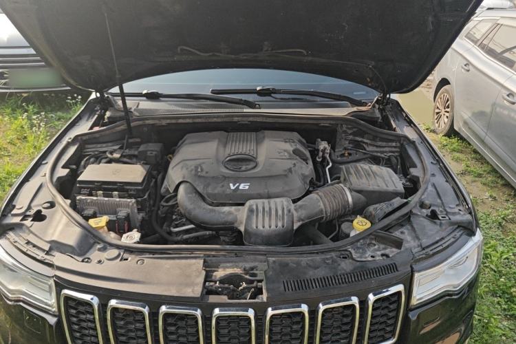 Used Jeep Grand Cherokee 2017 3.0L Elite Navigation Edition Engine Bay