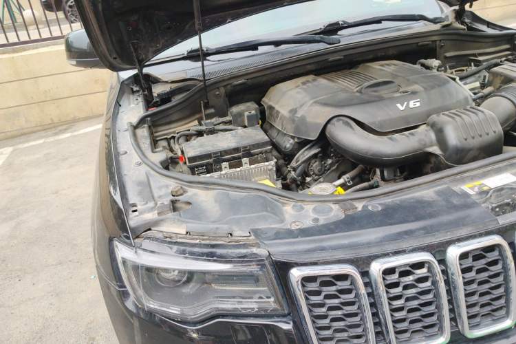 Used Jeep Grand Cherokee 2017 3.0L Comfort Navigation Edition Engine Bay Right