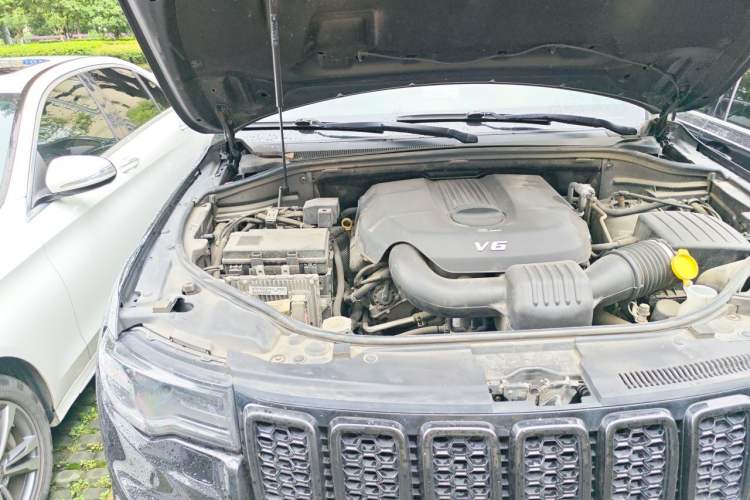 Used Jeep Grand Cherokee 2017 3.0L Elite Navigation Edition Engine Bay Right