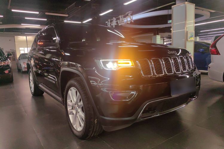 Used Jeep Grand Cherokee 2017 3.0L Comfort Navigation Edition Front Right 45 Deg