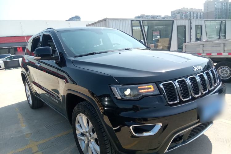 Used Jeep Grand Cherokee 2017 3.0L Comfort Navigation Edition Front Right 45 Deg