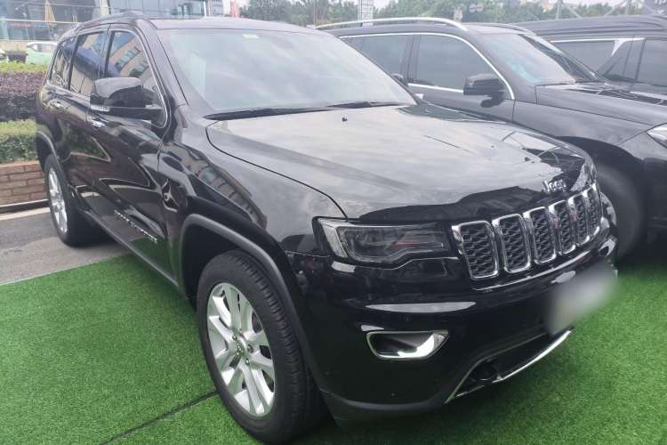 Used Jeep Grand Cherokee 2017 3.0L Comfort Navigation Edition Front Right 45 Deg
