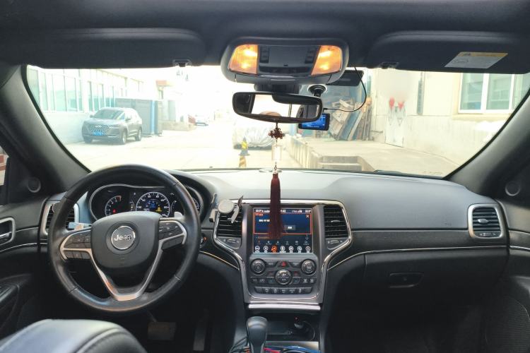 Used Jeep Grand Cherokee 2017 3.0L Comfort Navigation Edition Interior 2