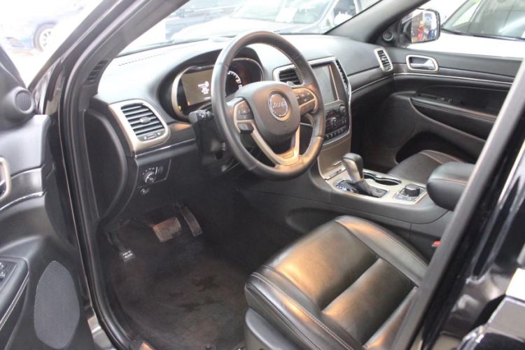 Used Jeep Grand Cherokee 2017 3.0L Comfort Navigation Edition Interior 2