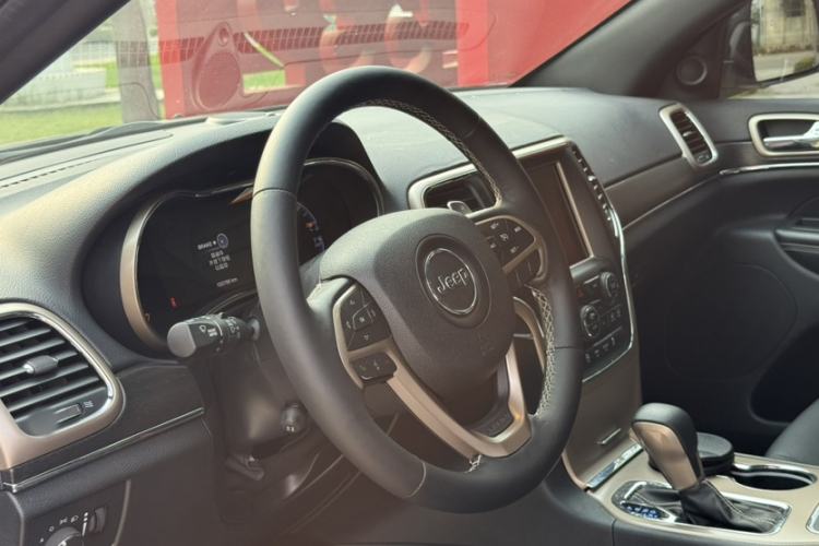 Used Jeep Grand Cherokee 2017 3.0L Comfort Navigation Edition Interior 2