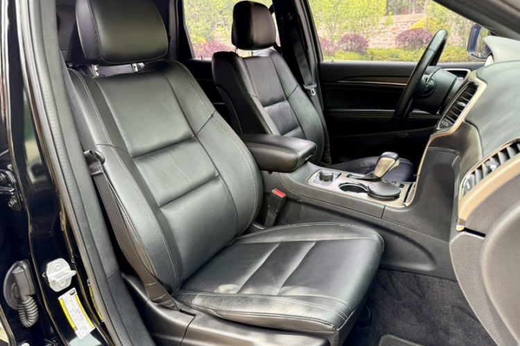Used Jeep Grand Cherokee 2017 3.0L Comfort Navigation Edition Interior 3