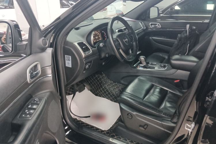 Used Jeep Grand Cherokee 2017 3.0L Comfort Navigation Edition Interior 3
