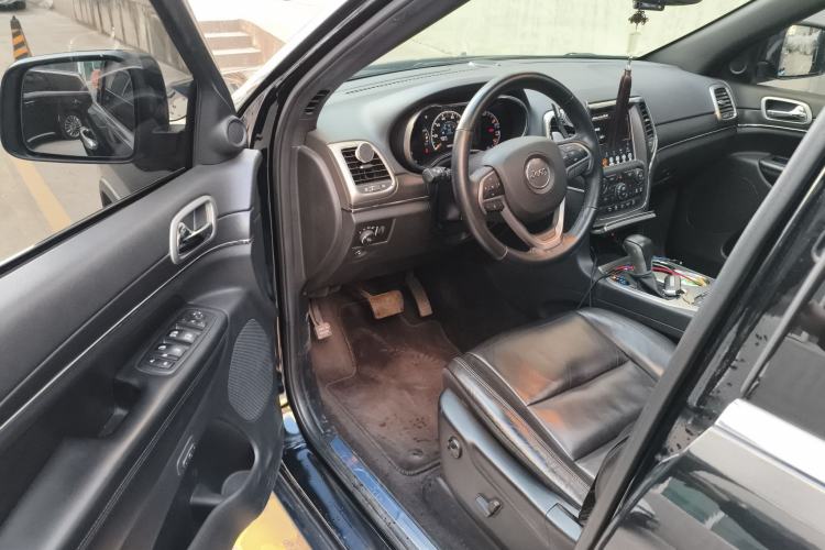 Used Jeep Grand Cherokee 2017 3.0L Comfort Navigation Edition Interior 3