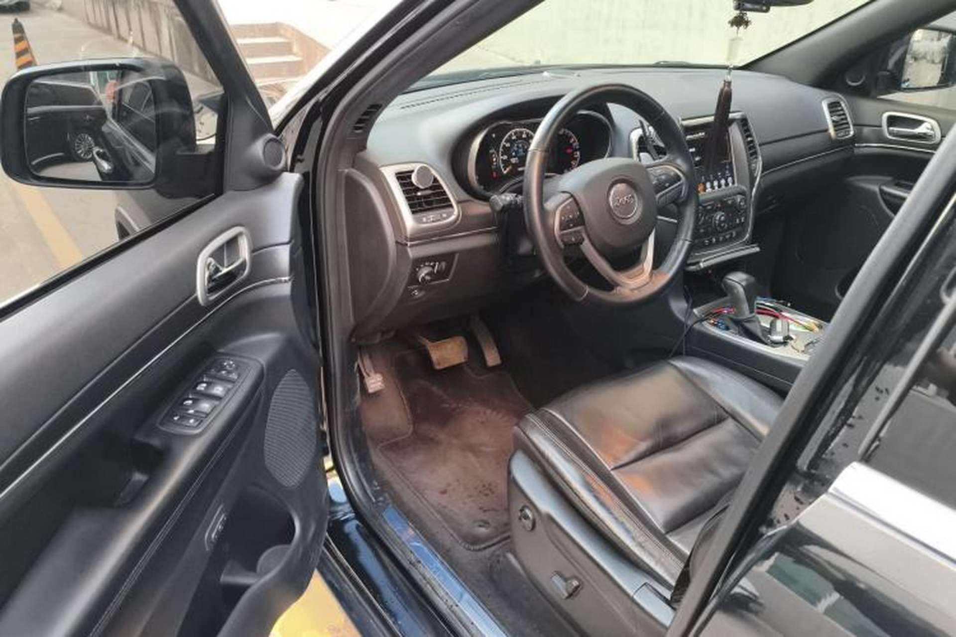 Used Jeep Grand Cherokee 2017 3.0L Comfort Navigation Edition Interior 3