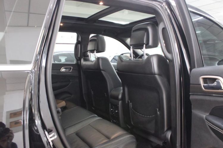 Used Jeep Grand Cherokee 2017 3.0L Comfort Navigation Edition Interior 3