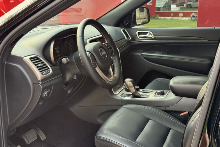 Used Jeep Grand Cherokee 2017 3.0L Comfort Navigation Edition Interior 3