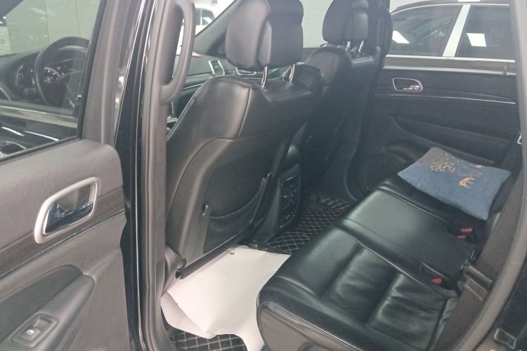 Used Jeep Grand Cherokee 2017 3.0L Comfort Navigation Edition Interior 4