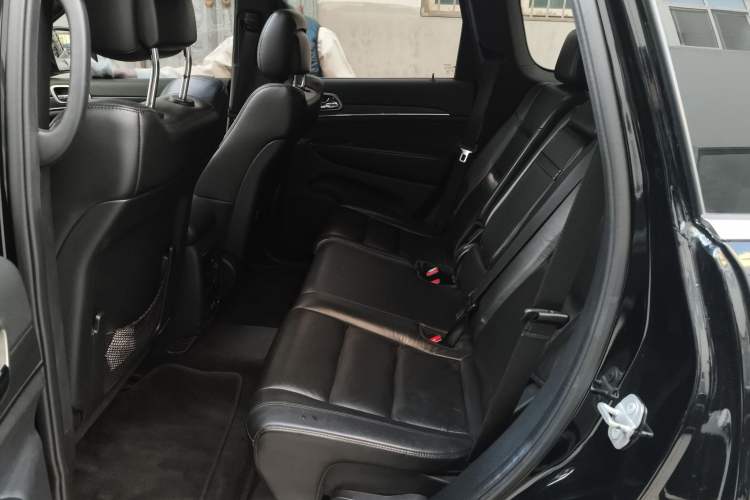 Used Jeep Grand Cherokee 2017 3.0L Comfort Navigation Edition Interior 4