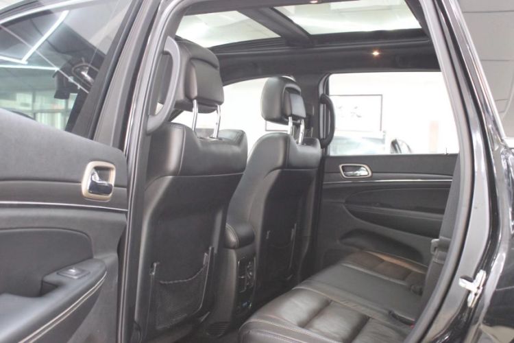 Used Jeep Grand Cherokee 2017 3.0L Comfort Navigation Edition Interior 4