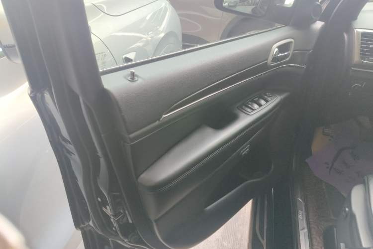 Used Jeep Grand Cherokee 2017 3.0L Elite Navigation Edition Interior 7