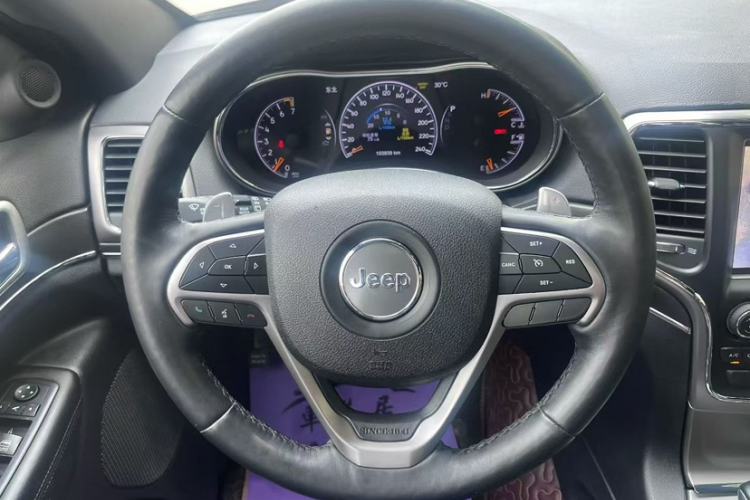 Used Jeep Grand Cherokee 2017 3.0L Elite Navigation Edition Interior 9