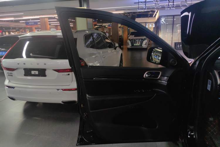 Used Jeep Grand Cherokee 2017 3.0L Comfort Navigation Edition Left Front Door Interior