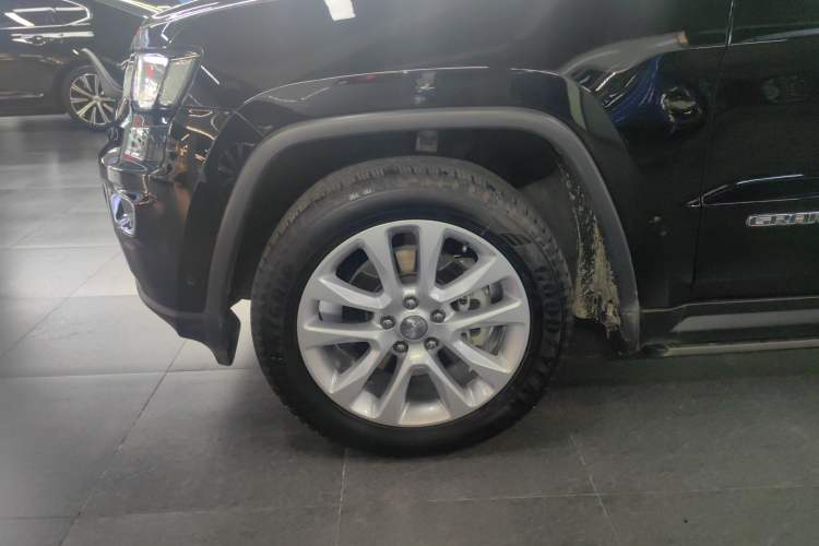 Used Jeep Grand Cherokee 2017 3.0L Comfort Navigation Edition Left Front Wheel Hub