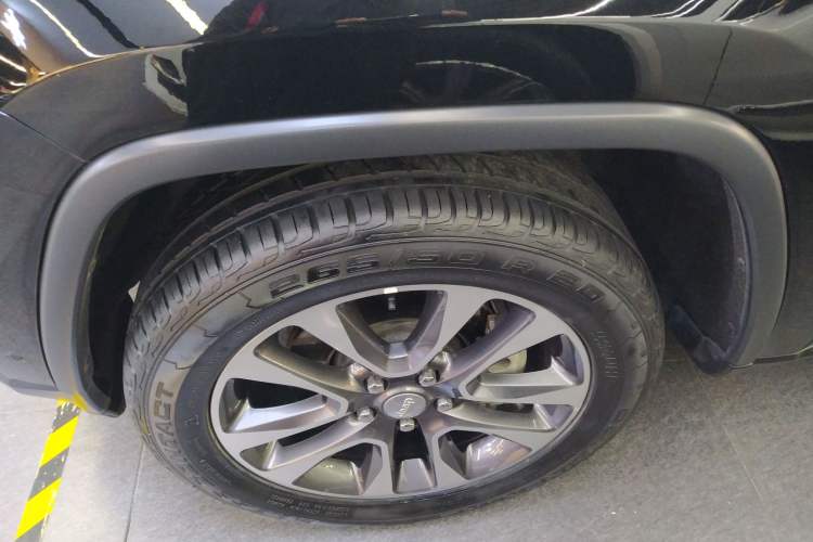 Used Jeep Grand Cherokee 2017 3.0L Comfort Navigation Edition Left Front Wheel Hub