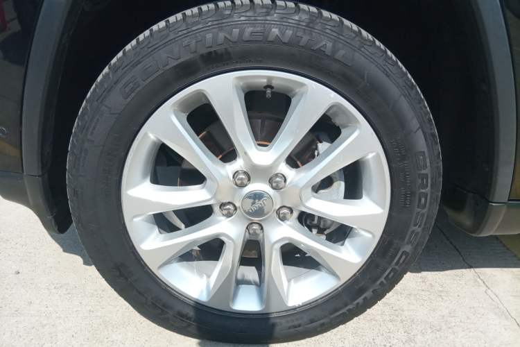 Used Jeep Grand Cherokee 2017 3.0L Comfort Navigation Edition Left Front Wheel Hub
