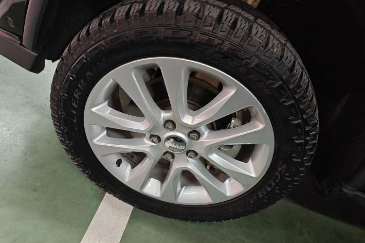 Used Jeep Grand Cherokee 2017 3.6L Elite Navigation Edition Left Front Wheel Hub