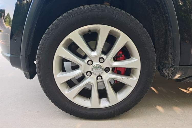 Used Jeep Grand Cherokee 2017 3.6L Elite Navigation Edition Left Front Wheel Hub