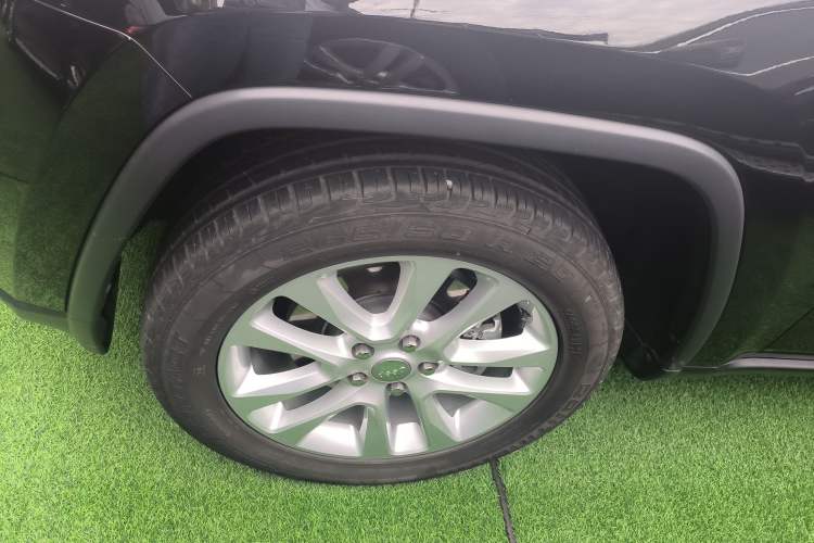 Used Jeep Grand Cherokee 2017 3.0L Comfort Navigation Edition Left Front Wheel Hub