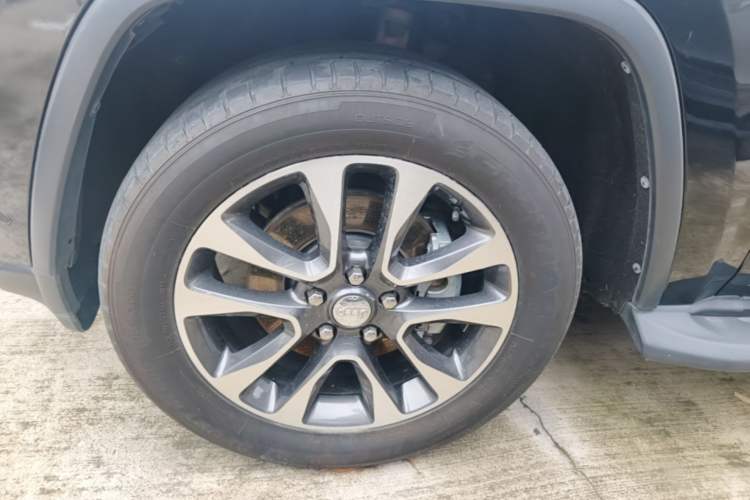 Used Jeep Grand Cherokee 2017 3.0L Comfort Navigation Edition Left Front Wheel Hub