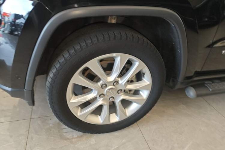 Used Jeep Grand Cherokee 2017 3.0L Comfort Navigation Edition Left Front Wheel Hub