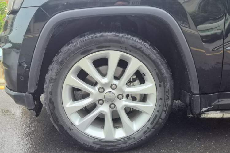 Used Jeep Grand Cherokee 2017 3.0L Comfort Navigation Edition Left Front Wheel Hub